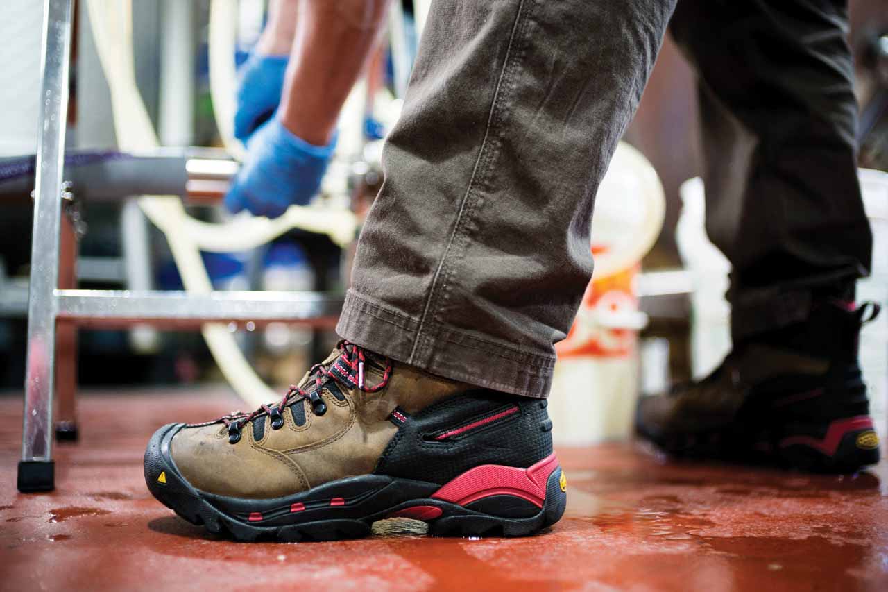 Composite Safety Shoes for Men: Protect Your Feet from Injury!